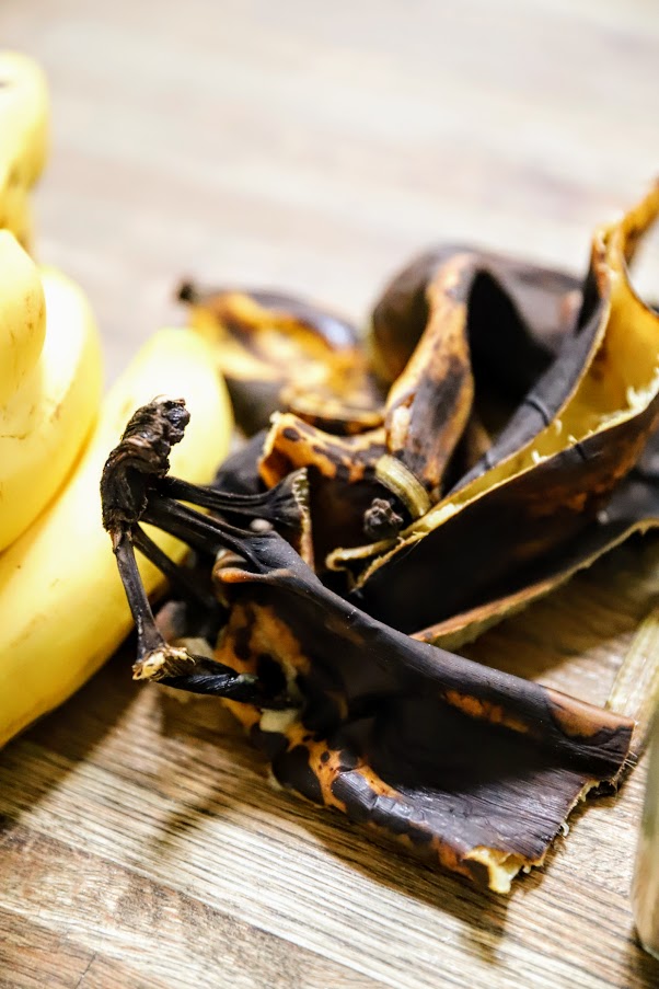 בננות בשלות שחורות לעוגת בננות טבעונית