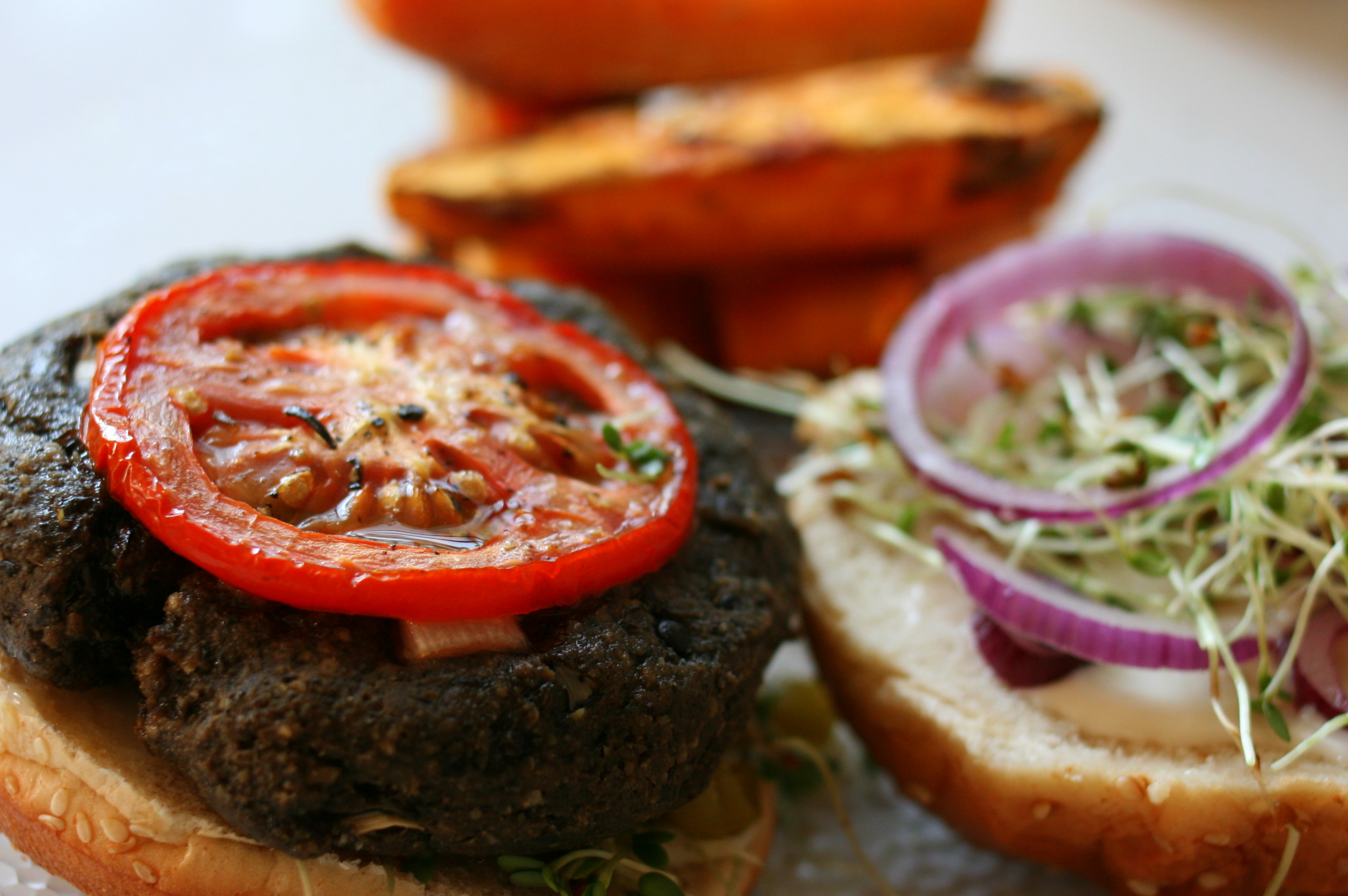 המבורגר טבעוני מעדשים שחורות ופטריות