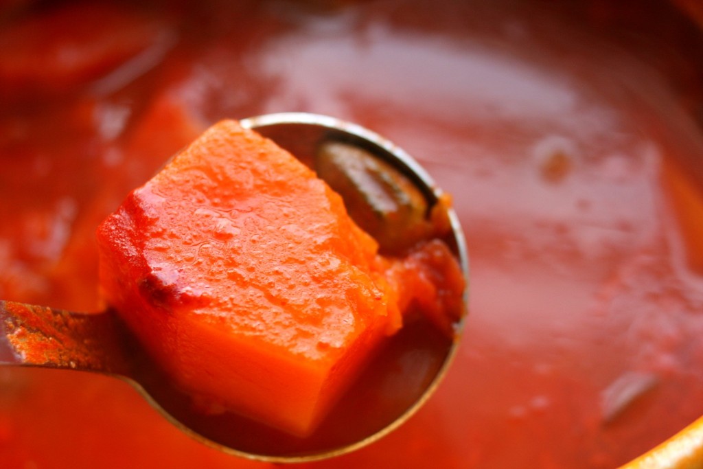 מרק דלעת נהדר שמשלב גם עגבניות והרבה לימון לטעם חמוץ מתוק וממכר.