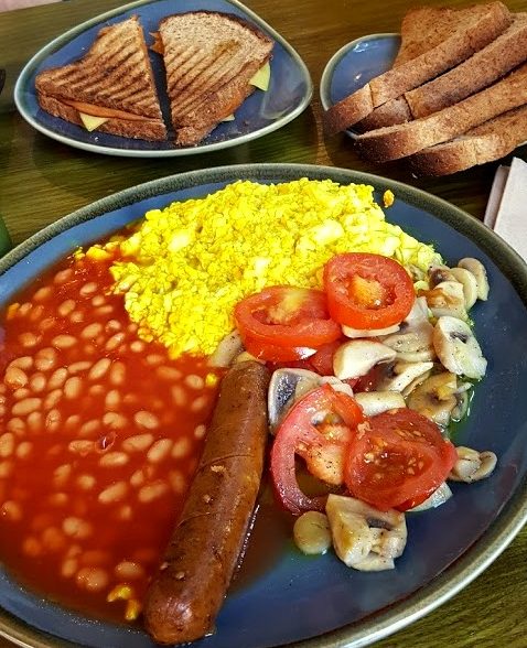 ארוחת בוקר אנגלית טבעונית ב-Vegan Hippo