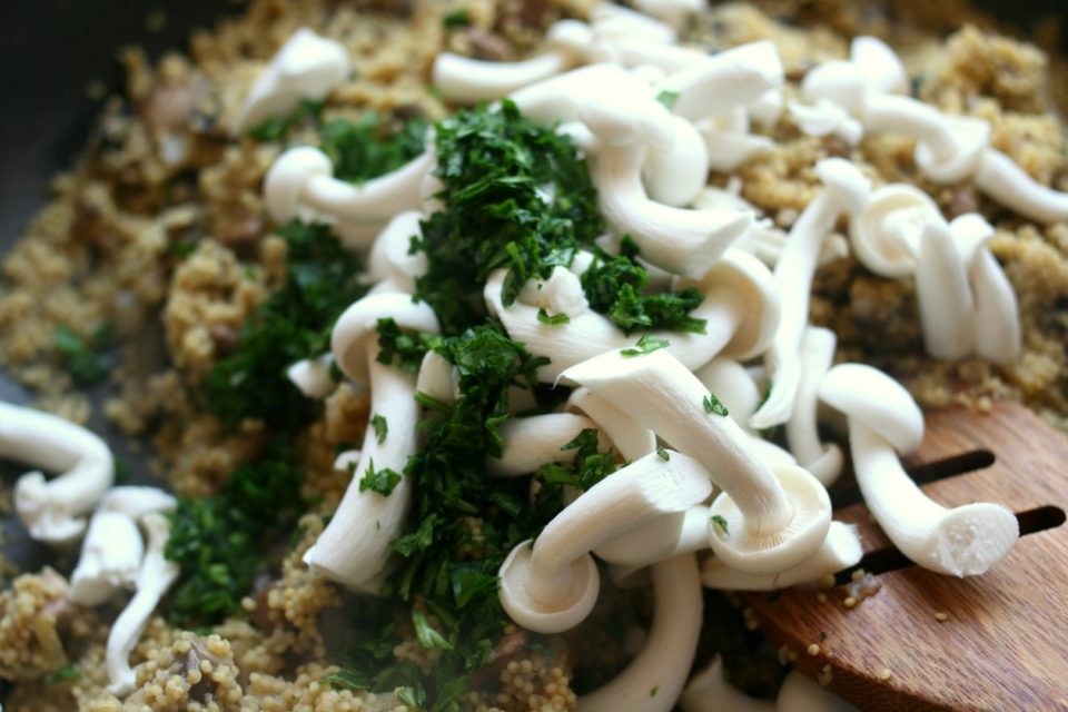 בישול הדוחן עם הפטריות שימג'י