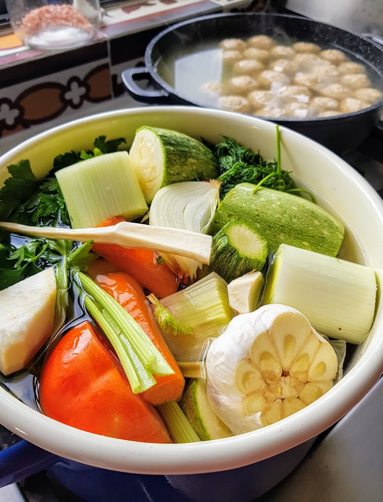 מרק ירקות עם קניידלך טבעוני
