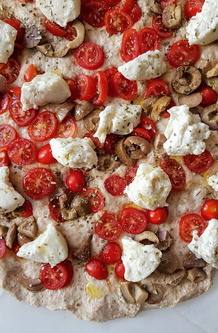 פיצה כוסמין מלא טבעונית לפני אפייה