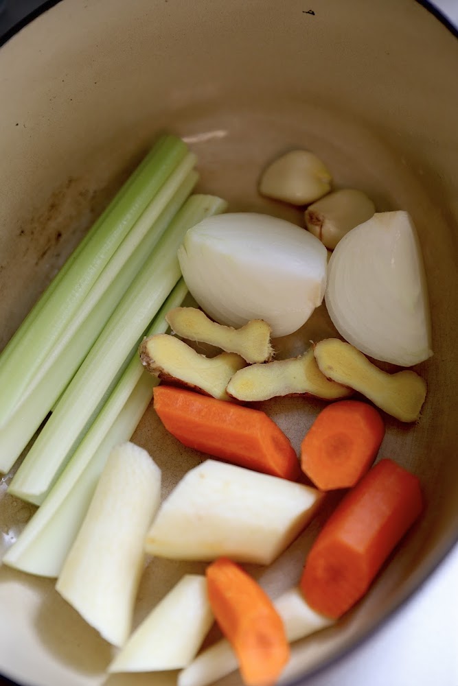הכנת ציר ירקות טבעוני למרק