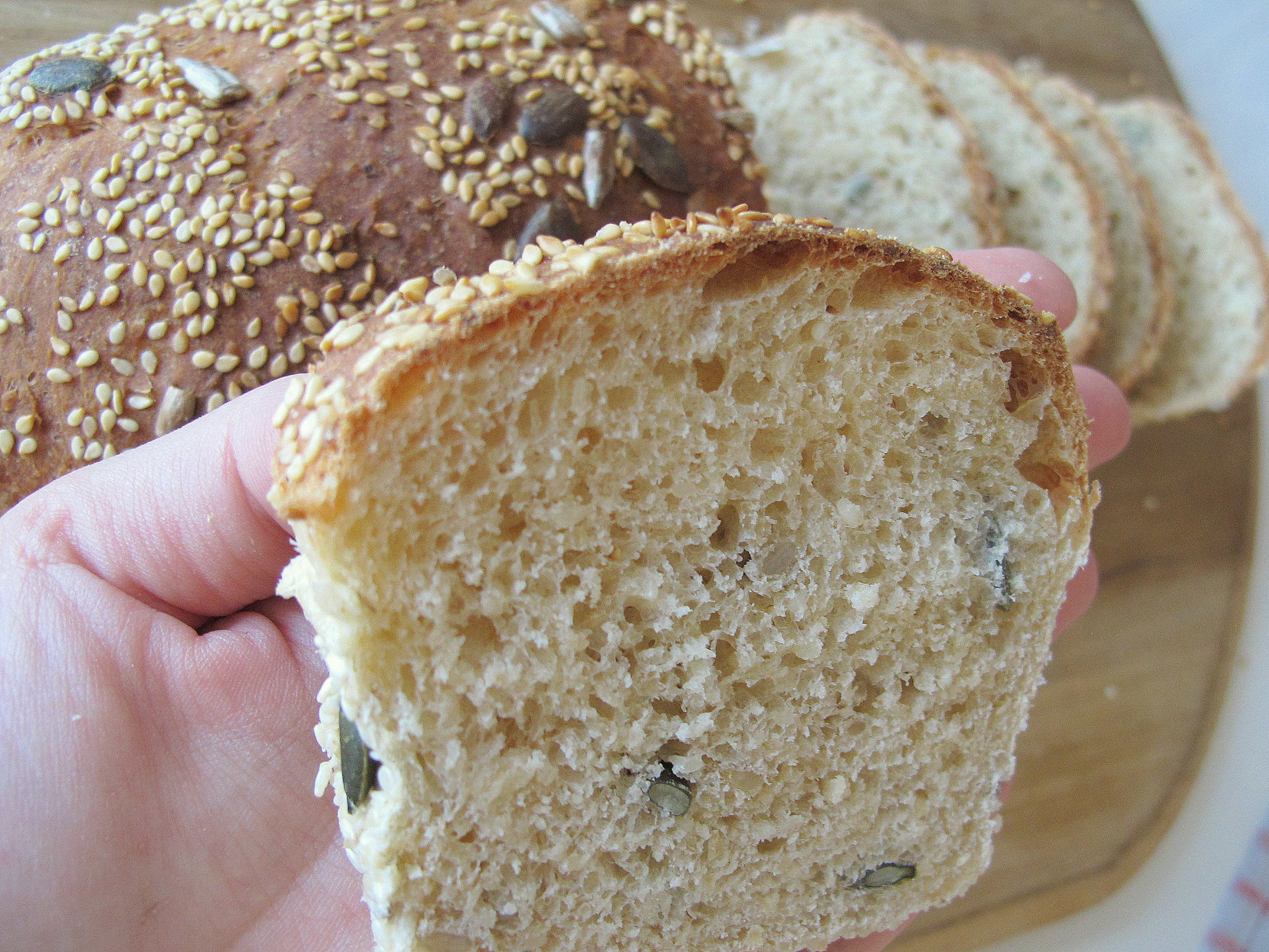 לחם דגנים וזרעים טבעוני מקמח מלא מבוסס מתכון של אורי שפט