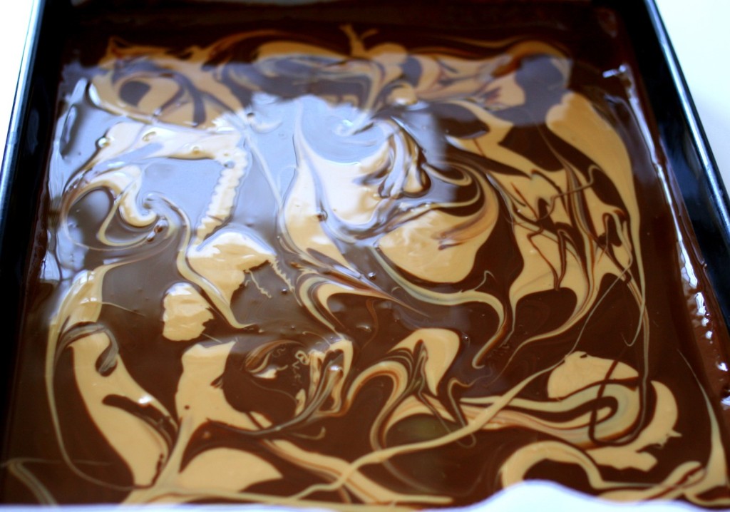 בעזרת קיסם - יוצרים מערבולות וצורות בחמאת הבוטנים והשוקולד המומס.