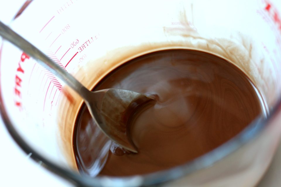 שוקולד מומס עם שמן קוקוס