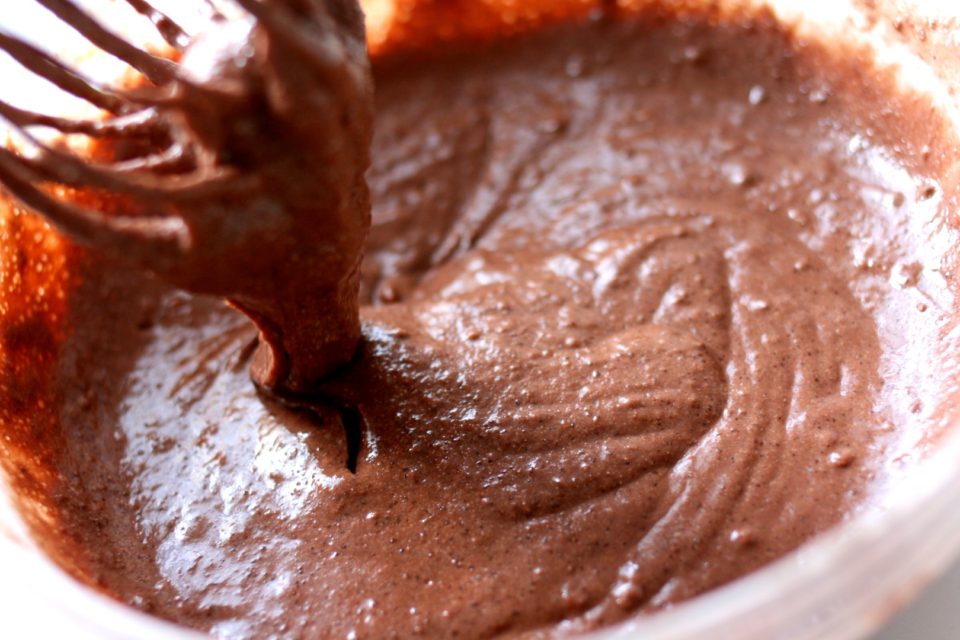 מערבבים את בלילת השוקולד עד שאין גושים