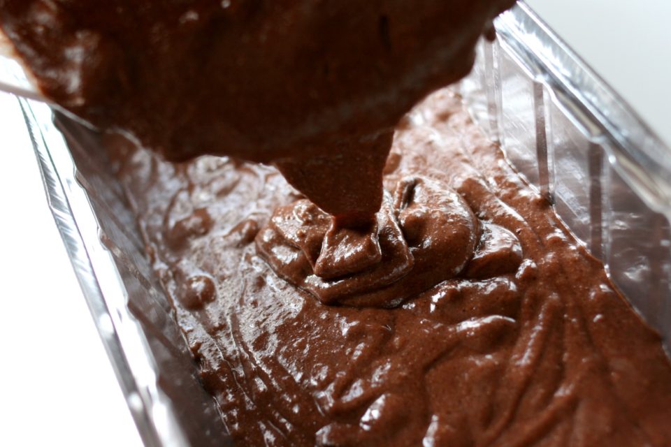 בעזרת לקקן מעבירים את התערובת השוקולדית לתבנית