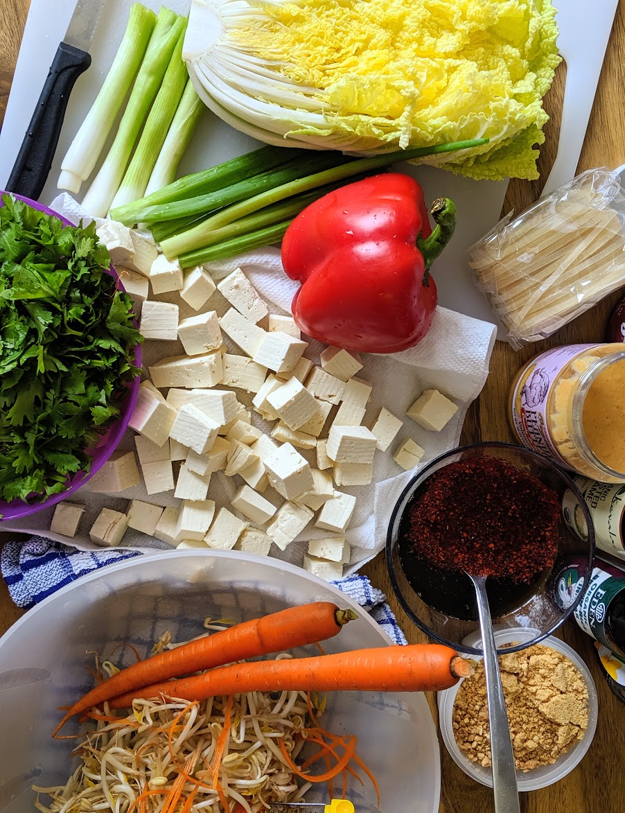 הכנות לקראת בישול הפאד תאי הטבעוני: קוביות טופו, ירקות, אטריות אורז...